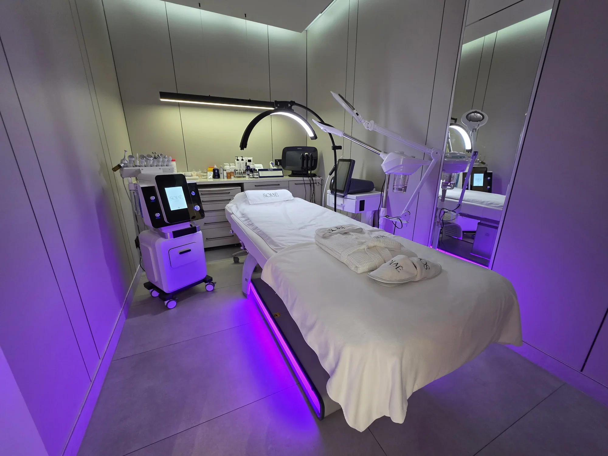 SOLAÉ facial treatment room